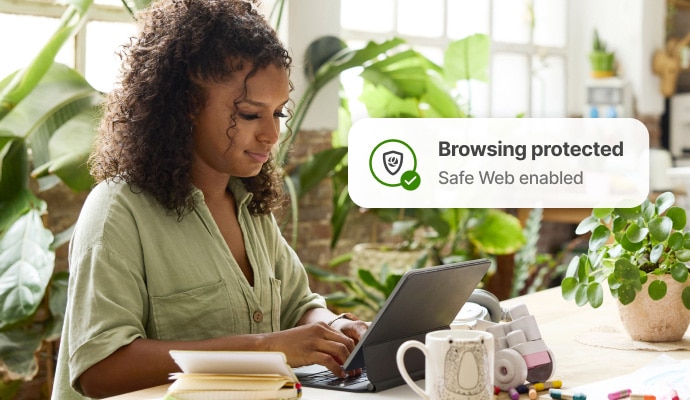 Προστασία περιήγησης στο Internet – μια γυναίκα βλέπει τα email της στον φορητό υπολογιστή της